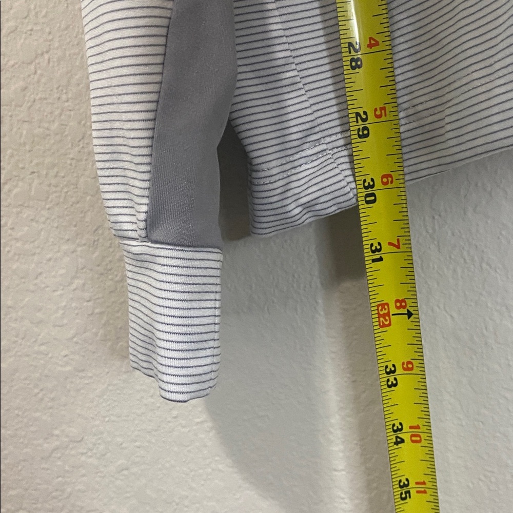🪿Callaway Men's 1/4 Zip golf pullover in a light grey and white striped pattern! - Picture 6 of 9